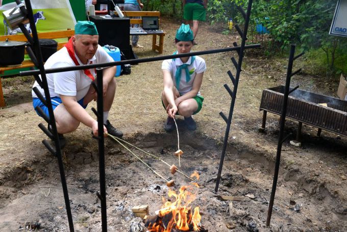 Участники районного турслёта забивали бананами гвозди и готовили зубную пасту для слона