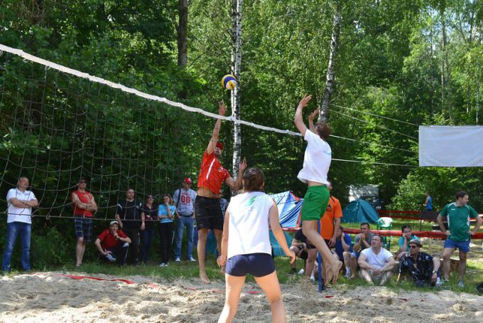 Участники районного турслёта забивали бананами гвозди и готовили зубную пасту для слона