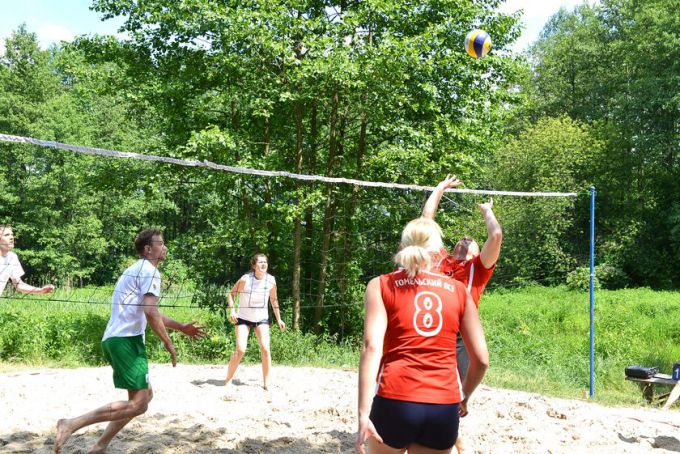 Участники районного турслёта забивали бананами гвозди и готовили зубную пасту для слона