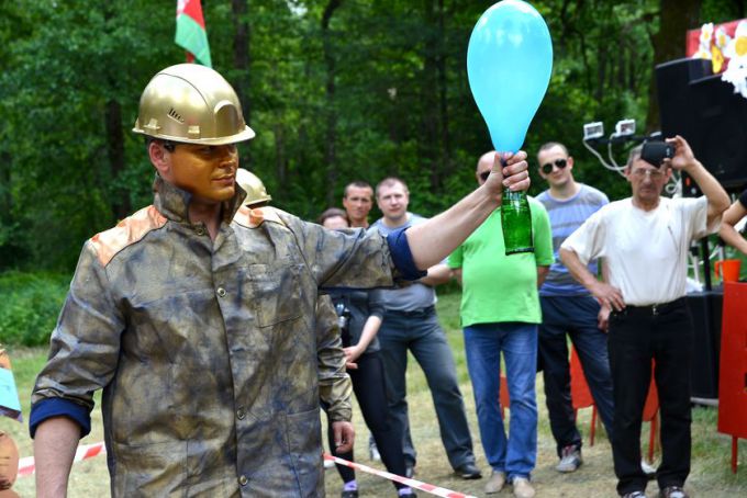Участники районного турслёта забивали бананами гвозди и готовили зубную пасту для слона