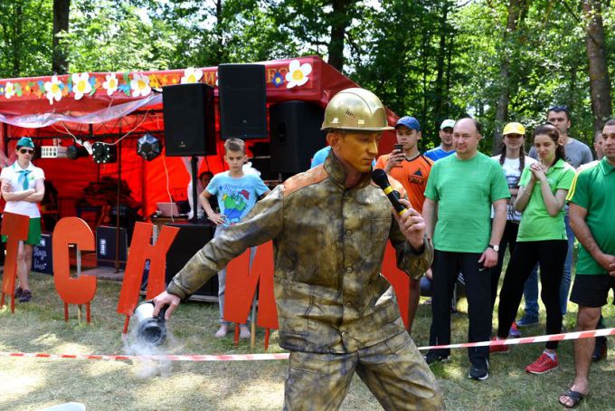 Участники районного турслёта забивали бананами гвозди и готовили зубную пасту для слона