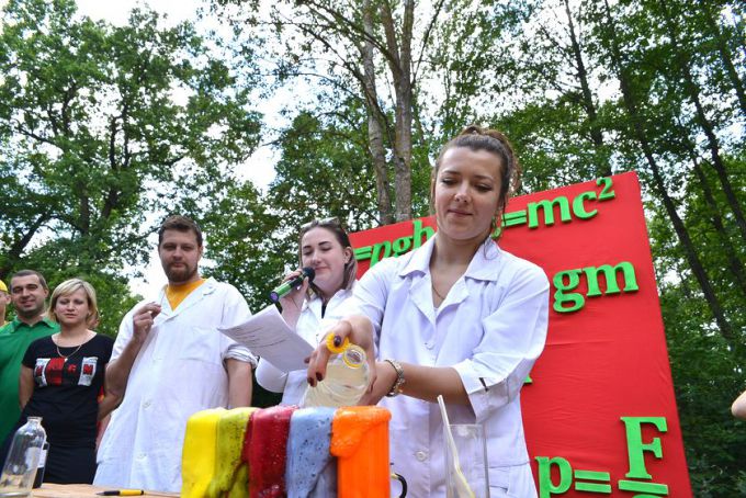 Участники районного турслёта забивали бананами гвозди и готовили зубную пасту для слона