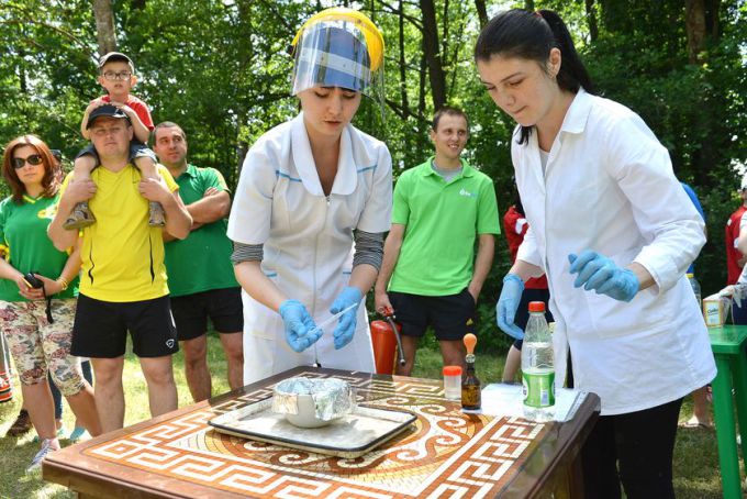 Участники районного турслёта забивали бананами гвозди и готовили зубную пасту для слона