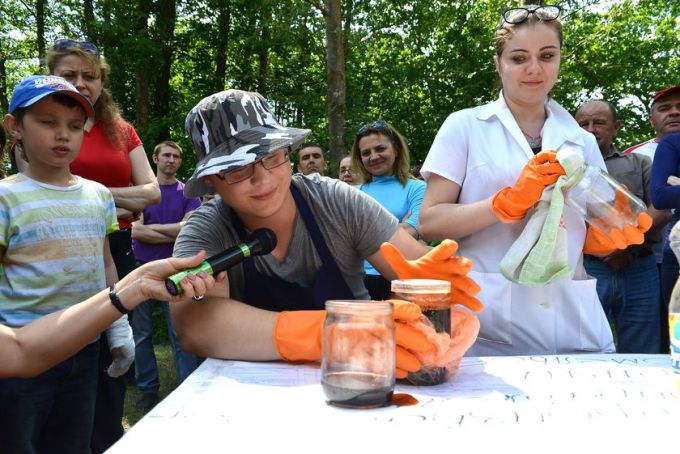 Участники районного турслёта забивали бананами гвозди и готовили зубную пасту для слона