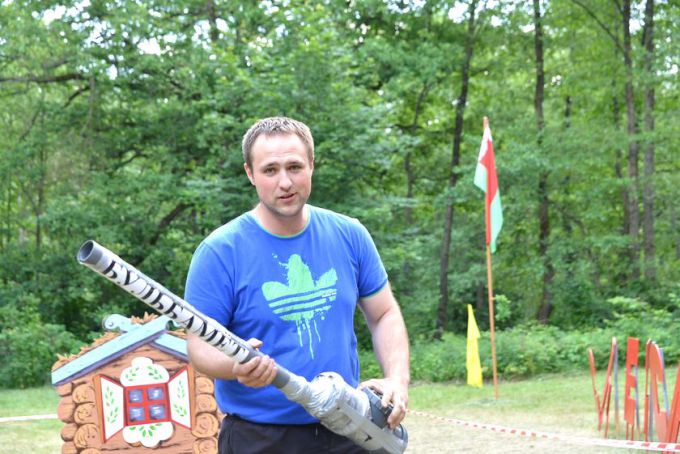 Участники районного турслёта забивали бананами гвозди и готовили зубную пасту для слона