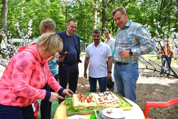 Участники районного турслёта забивали бананами гвозди и готовили зубную пасту для слона