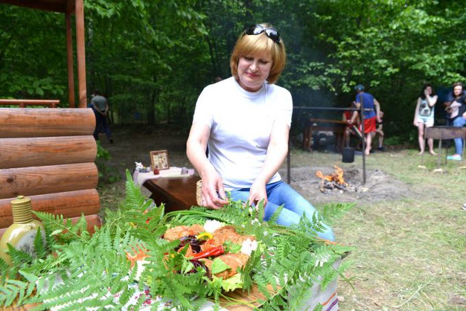 Участники районного турслёта забивали бананами гвозди и готовили зубную пасту для слона