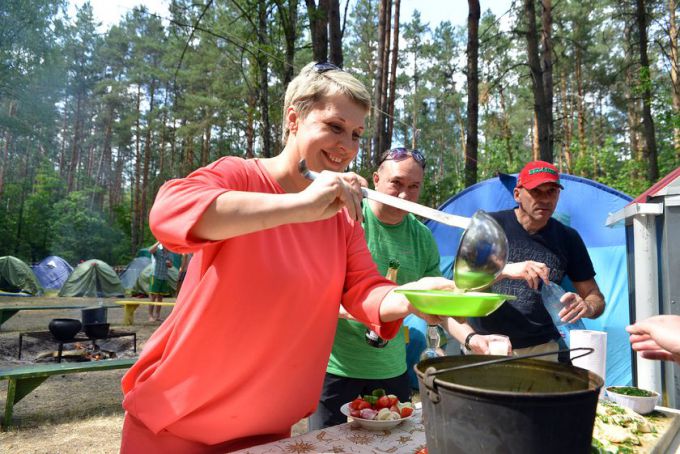 Участники районного турслёта забивали бананами гвозди и готовили зубную пасту для слона
