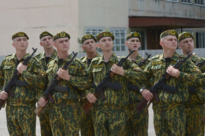 Под знаменем бригады и на глазах родных. Молодое пополнение войсковой части 5525 приняло присягу