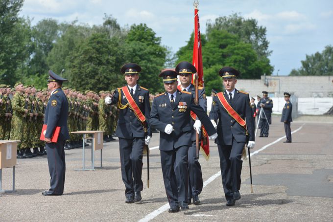 Под знаменем бригады и на глазах родных. Молодое пополнение войсковой части 5525 приняло присягу