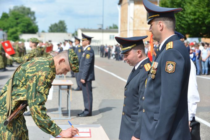 Под знаменем бригады и на глазах родных. Молодое пополнение войсковой части 5525 приняло присягу