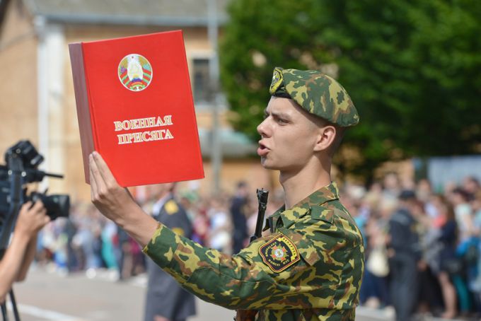 Под знаменем бригады и на глазах родных. Молодое пополнение войсковой части 5525 приняло присягу