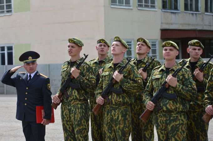 Под знаменем бригады и на глазах родных. Молодое пополнение войсковой части 5525 приняло присягу