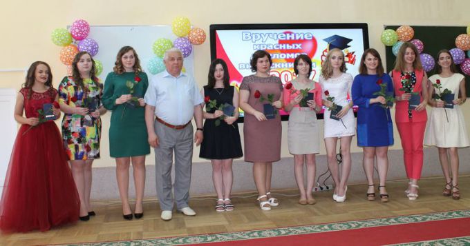 Выпускникам Мозырского государственного педуниверситета имени И. П. Шамякина вручили дипломы