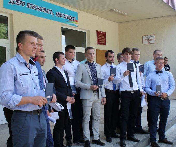 Выпускникам Мозырского государственного педуниверситета имени И. П. Шамякина вручили дипломы