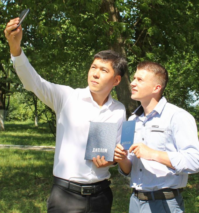 Выпускникам Мозырского государственного педуниверситета имени И. П. Шамякина вручили дипломы