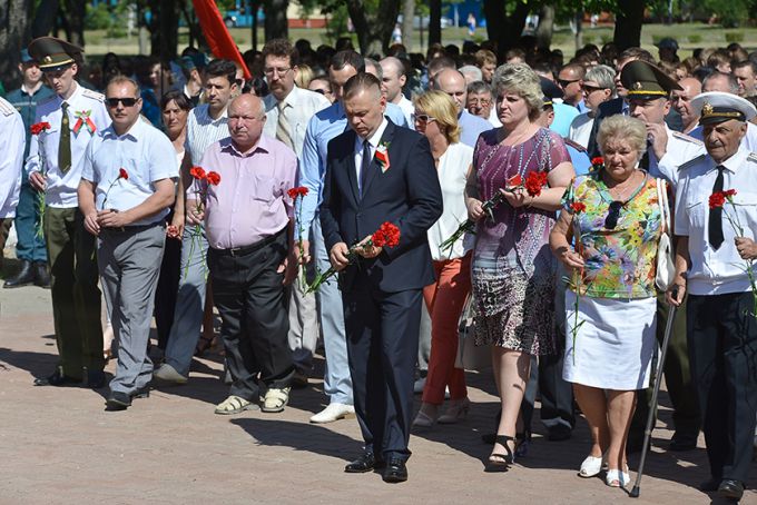 Помним о павших, радуясь миру. У Кургана Славы прошёл праздничный митинг ко Дню Независимости