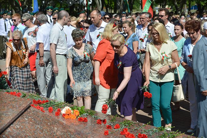 Помним о павших, радуясь миру. У Кургана Славы прошёл праздничный митинг ко Дню Независимости