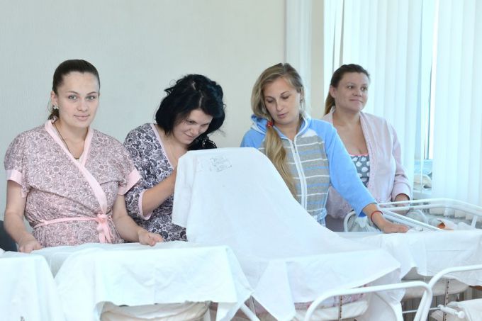 Обереги для малюток. В гомельских роддомах молодым мамам дарят вышиванки