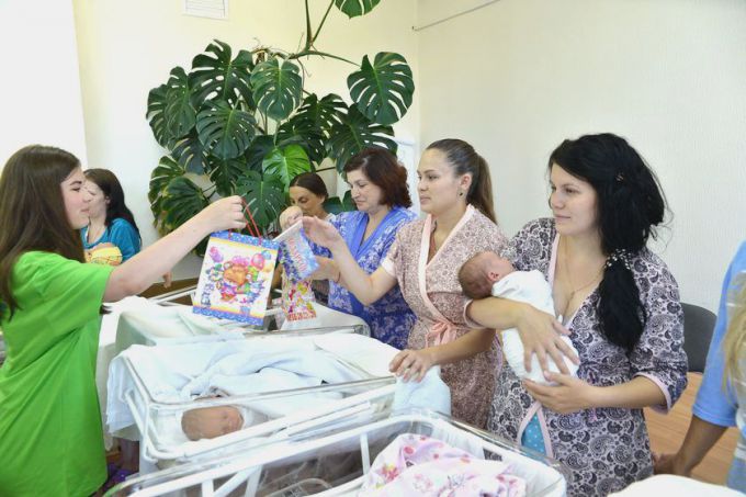 Обереги для малюток. В гомельских роддомах молодым мамам дарят вышиванки