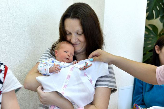 Обереги для малюток. В гомельских роддомах молодым мамам дарят вышиванки