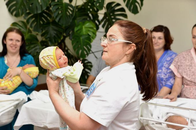 Обереги для малюток. В гомельских роддомах молодым мамам дарят вышиванки