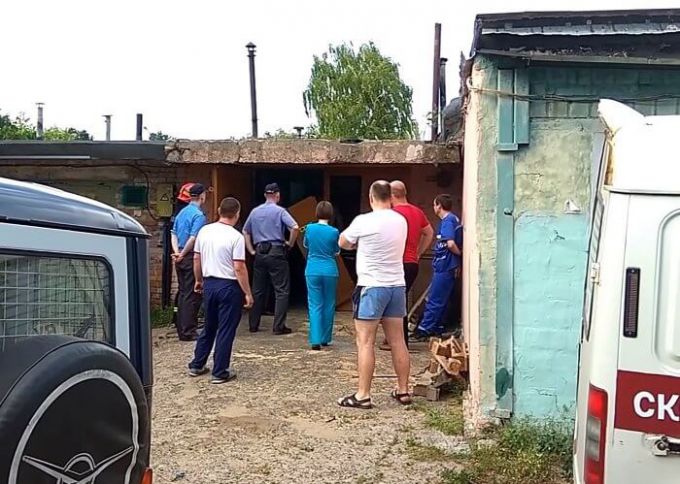 Видеофакт. МЧС вскрыли гараж с заведённым автомобилем и спасли мужчину