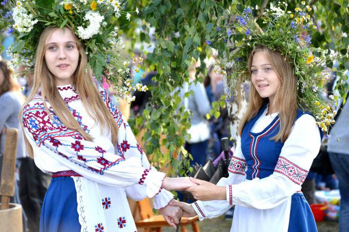 Фотофакт. В Гомеле выбирали Купалинку и искали «папараць-кветку»