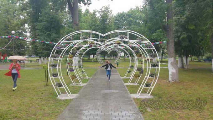 Городской парк в Слониме украсили малые архитектурные формы