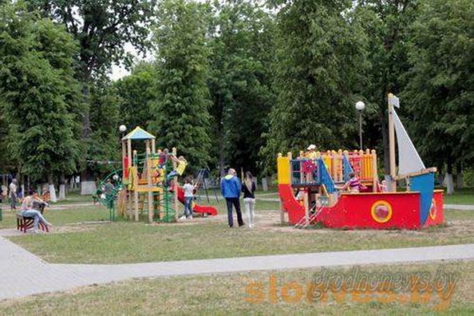 Городской парк в Слониме украсили малые архитектурные формы