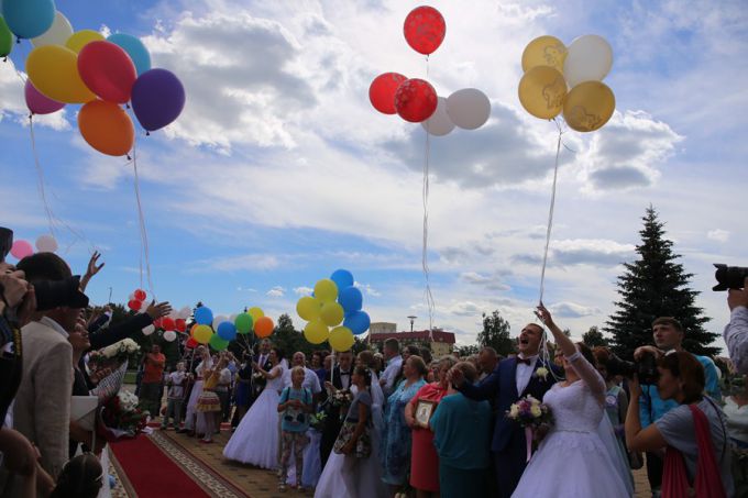 Большая свадьба: в Лиде одновременно поженились семь пар (фото)