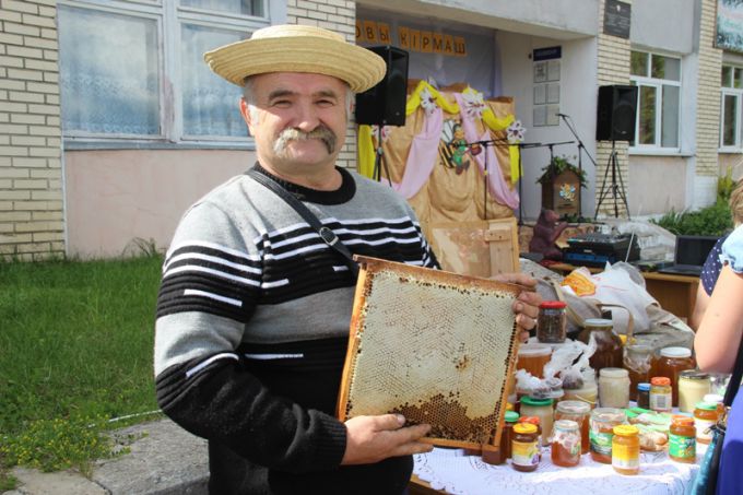 В агрогородке Гравжишки, что на Ошмянщине, устроили медовый кирмаш