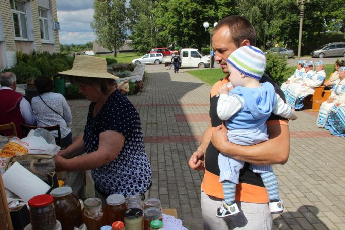 В агрогородке Гравжишки, что на Ошмянщине, устроили медовый кирмаш