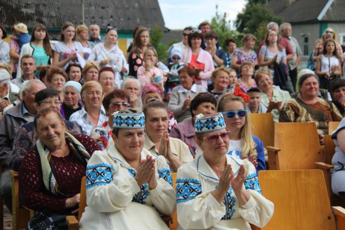 В агрогородке Гравжишки, что на Ошмянщине, устроили медовый кирмаш