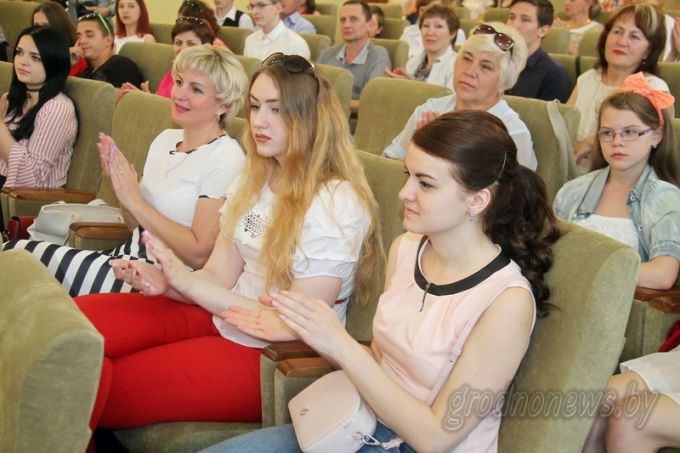 Сертификаты о прохождении ЦТ одними из первых получили абитуриенты, набравшие 100 баллов