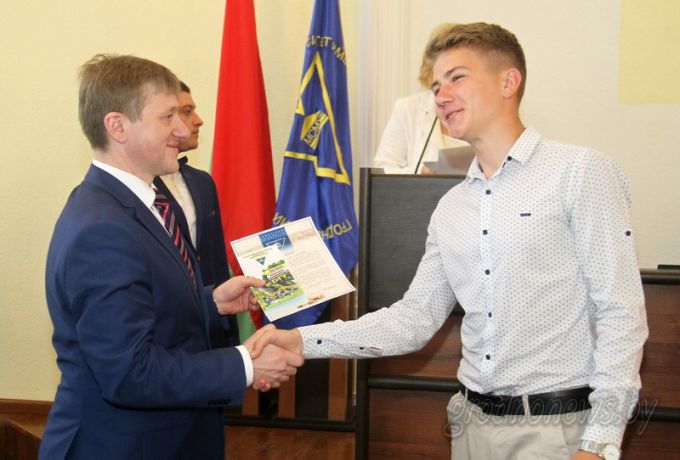 Сертификаты о прохождении ЦТ одними из первых получили абитуриенты, набравшие 100 баллов