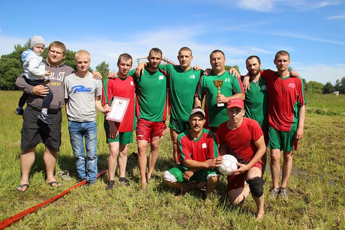 В Ошмянах сыграли в "болотный футбол"