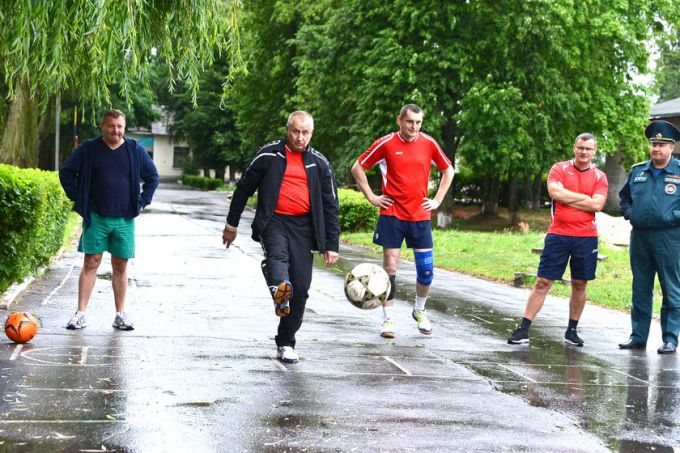 Пыром, щёчкой, навесиком. Летняя спартакиада руководителей Советского района удивила своими результатами
