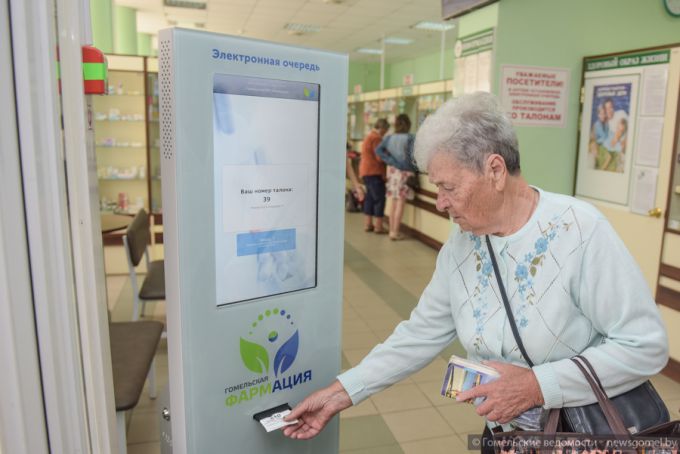В двух аптеках Гомеля внедрена система электронной очереди