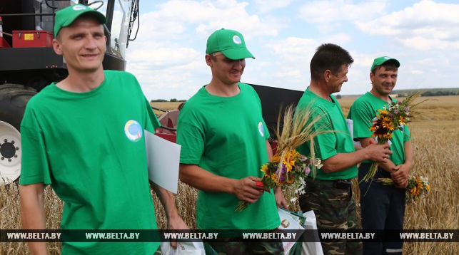 Министр сельского хозяйства ознакомился с ходом уборочной кампании на Гродненщине