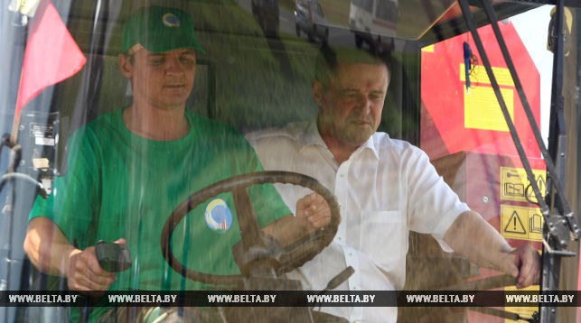 Министр сельского хозяйства ознакомился с ходом уборочной кампании на Гродненщине