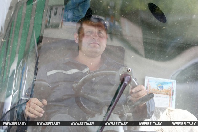 Комбайнер из Гродненского района первым в области преодолел рубеж в две тысячи тонн по намолоту