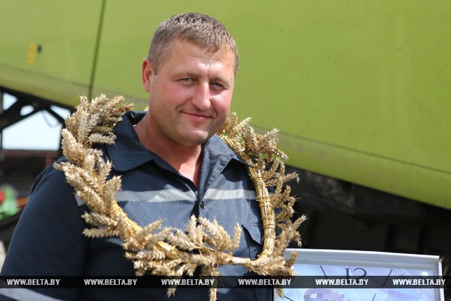 Комбайнер из Гродненского района первым в области преодолел рубеж в две тысячи тонн по намолоту