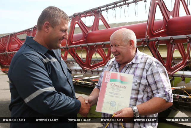 Комбайнер из Гродненского района первым в области преодолел рубеж в две тысячи тонн по намолоту