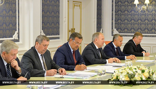 О финансовой стабильности и суперкомбайнах: Александр Лукашенко собрал на совещании экономический штаб страны
