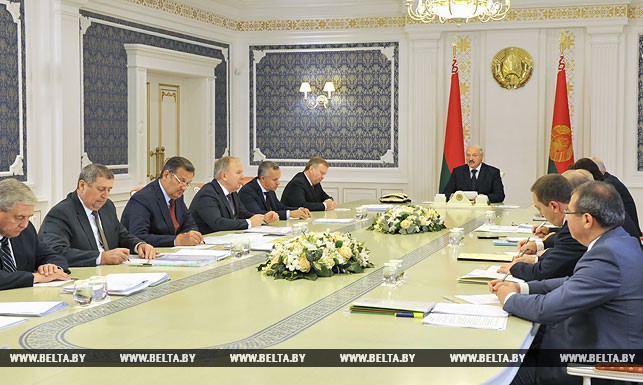 О финансовой стабильности и суперкомбайнах: Александр Лукашенко собрал на совещании экономический штаб страны