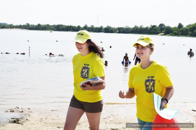 Активисты БРСМ провели на пляже Любенского озера акцию «Летний патруль»