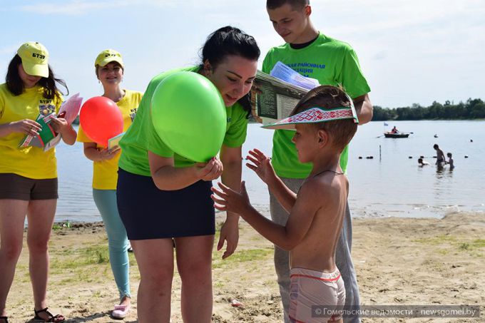 Активисты БРСМ провели на пляже Любенского озера акцию «Летний патруль»