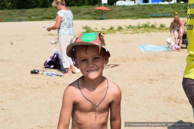 Активисты БРСМ провели на пляже Любенского озера акцию «Летний патруль»