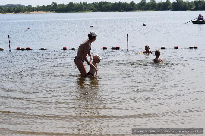 Активисты БРСМ провели на пляже Любенского озера акцию «Летний патруль»